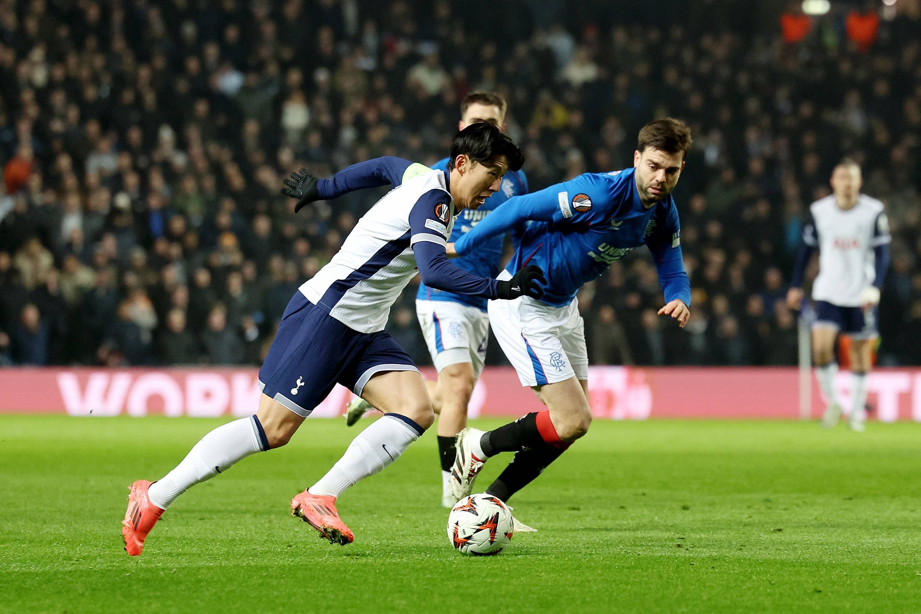 关于欧冠赛程吃紧；拉齐奥今晚遗憾出局；赛场秩序良好；身体对抗强度拉满的信息