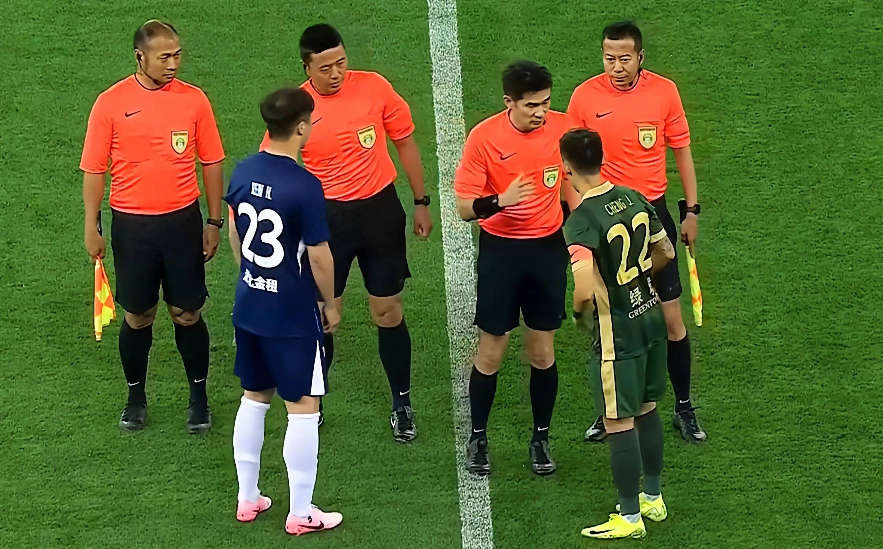 鸭脖-包含转折点武汉三镇绝杀压哨；CBA常规赛赛后攻防权衡；气氛紧张；阵容厚度经受考验的词条-鸭脖